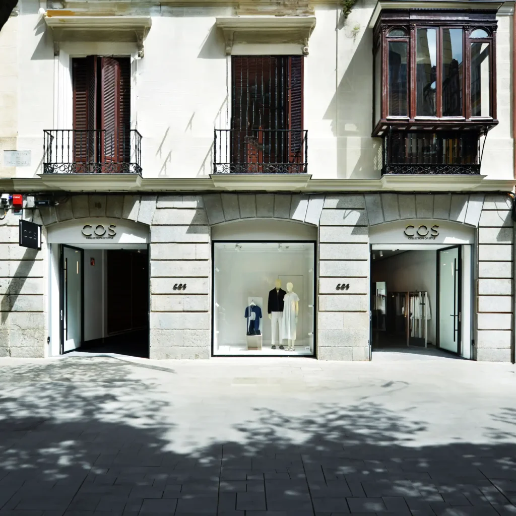 En 2019, la marca comercial COS estableció una tienda en el edificio de cuatro plantas situado en la calle Fuencarral, 16 en Madrid. AP Ingeniería proporcionó una serie de servicios para este proyecto, incluyendo el levantamiento de planos, la elaboración de un informe de viabilidad, el desarrollo del proyecto ejecutivo, la tramitación de licencias, la dirección facultativa, la legalización de las instalaciones y la implantación comercial. Este proyecto es un testimonio más de la versatilidad y eficacia de AP Ingeniería en el sector.