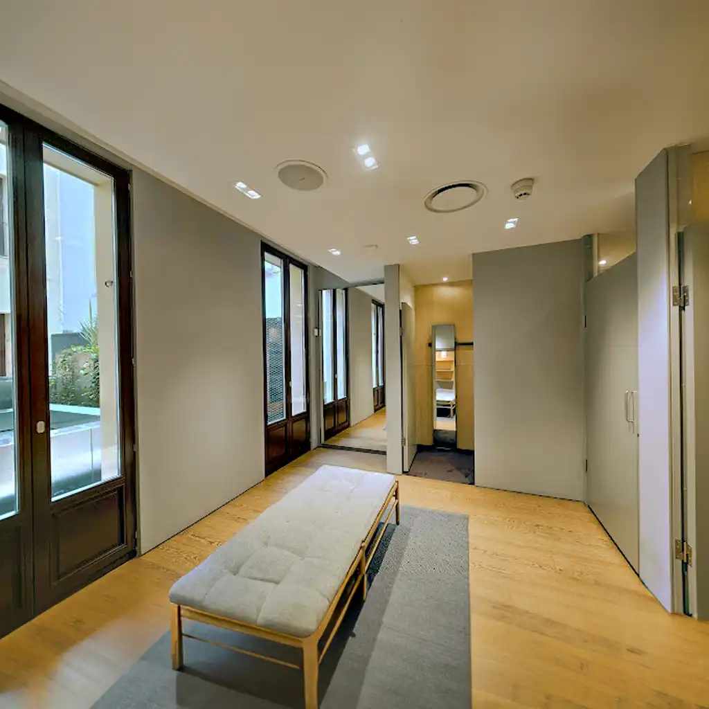 En 2019, la marca comercial COS estableció una tienda en el edificio de cuatro plantas situado en la calle Fuencarral, 16 en Madrid. AP Ingeniería proporcionó una serie de servicios para este proyecto, incluyendo el levantamiento de planos, la elaboración de un informe de viabilidad, el desarrollo del proyecto ejecutivo, la tramitación de licencias, la dirección facultativa, la legalización de las instalaciones y la implantación comercial. Este proyecto es un testimonio más de la versatilidad y eficacia de AP Ingeniería en el sector.