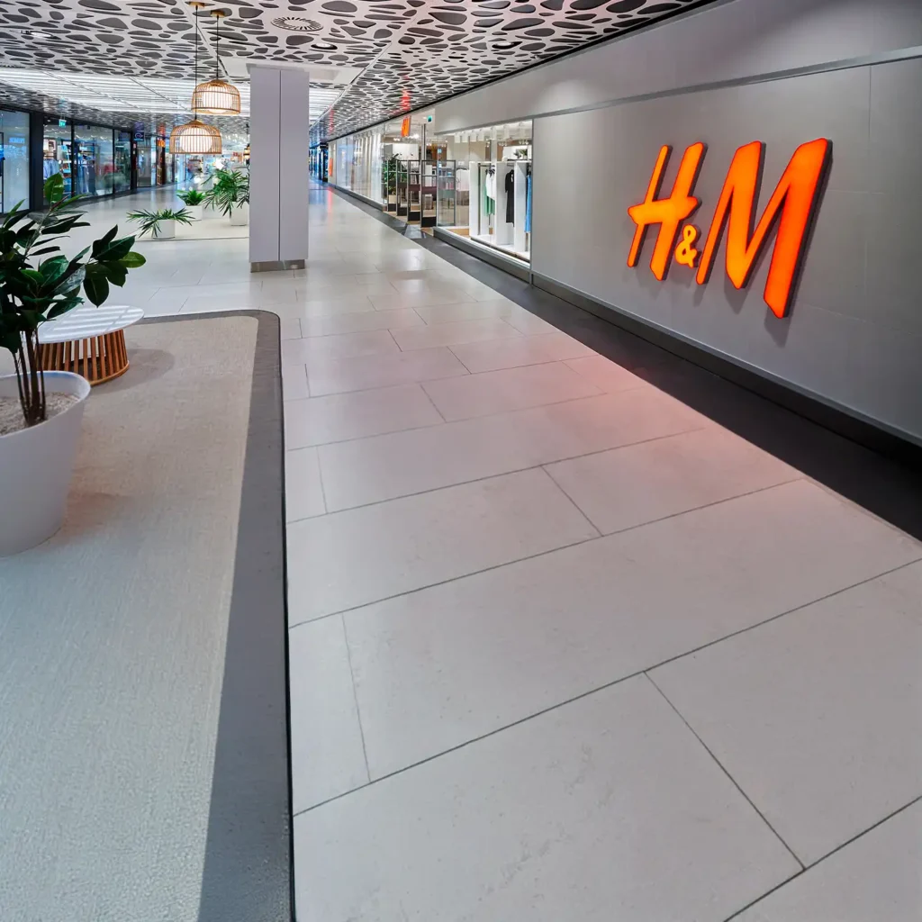 Este proyecto implicó la apertura de un nuevo establecimiento para la firma H&M en el Centro Comercial Larios en Málaga. Nuestro equipo estuvo a cargo del proyecto ejecutivo, la tramitación de licencias, la dirección facultativa, la legalización de las instalaciones y la implantación comercial. Trabajamos en estrecha colaboración con H&M y el Centro Comercial Larios para garantizar que el nuevo establecimiento cumpliera con todas las normativas y se adaptara a las necesidades de los clientes de H&M.