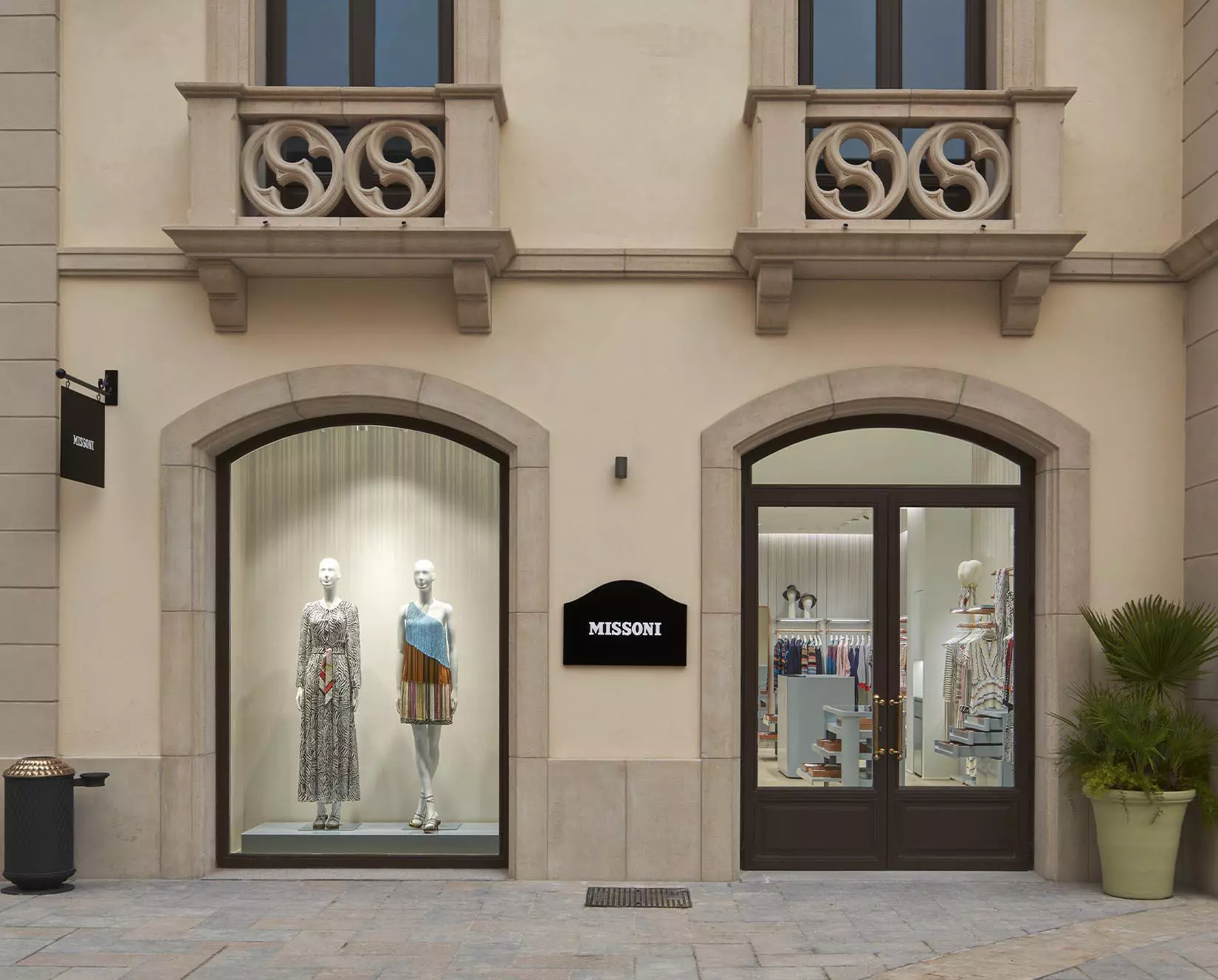 Missoni ha abierto su primera tienda en España en La Roca Village, Barcelona. AP Ingeniería ha gestionado el proyecto ejecutivo, las licencias, la dirección facultativa, la legalización de las instalaciones y la implantación comercial.