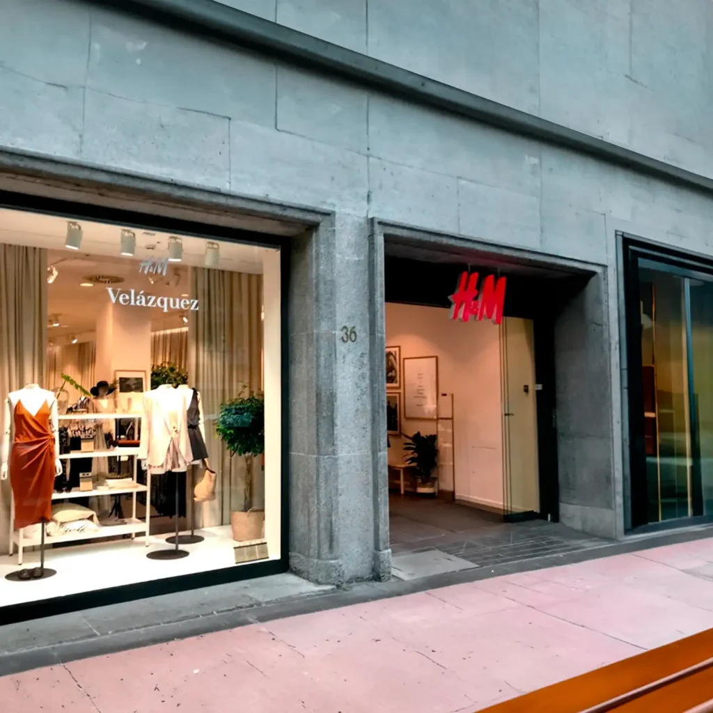Este proyecto implicó la remodelación de un establecimiento de H&M en la calle Velázquez de Madrid para adecuarlo a la nueva imagen de la marca. Nuestro equipo estuvo a cargo del proyecto ejecutivo, la tramitación de licencias, la dirección facultativa, la legalización de las instalaciones y la implantación comercial. Trabajamos en estrecha colaboración con H&M para garantizar que el establecimiento remodelado reflejara la nueva imagen de la marca y cumpliera con todas las normativas.