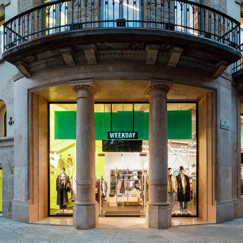 La reconocida firma sueca H&M ha confiado nuevamente en AP Ingeniería para la apertura de su primera tienda Weekday en España, ubicada en el Paseo Gràcia 33, Barcelona. Weekday, conocida como la versión ecológica de H&M, marca su debut en España con esta apertura. AP Ingeniería ha gestionado el proyecto ejecutivo, la tramitación de licencias, la dirección facultativa, la legalización de las instalaciones y la implantación comercial. Esta colaboración subraya la confianza continua de H&M en AP Ingeniería para sus proyectos de expansión.